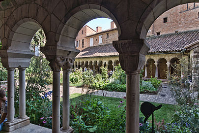 Claustro adjunto a la colegiata.