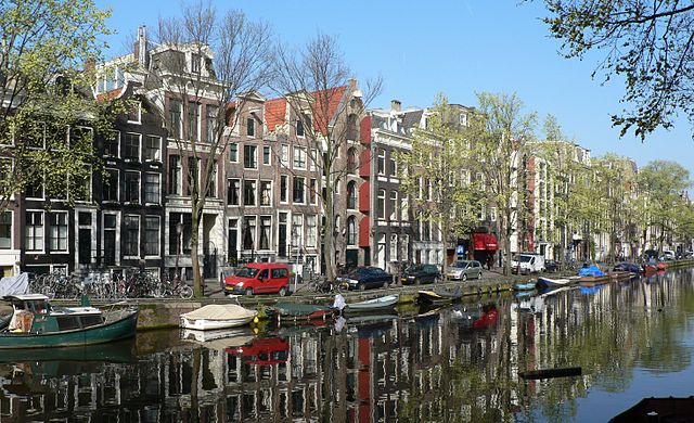 Bord de canal à Amsterdam.
 (définition réelle 2 936 × 1 788)
