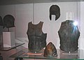 Древнегреческий бронзовый панцирь (кираса) и различные шлемы.