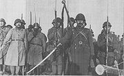 1937年、支那事変において三八式歩兵銃で捧げ銃を行う軍旗衛兵