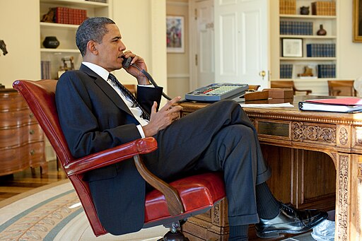 Barack Obama on the phone in the Oval Office with René Préval 2010-01-15