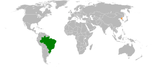 Mapa indicando localização do Brasil e da Coreia do Norte.