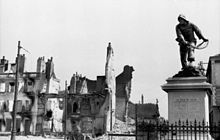 Calais in ruins after the siege Bundesarchiv Bild 101I-383-0337-10, Frankreich, Calais, Denkmal vor Hauserruinen.jpg