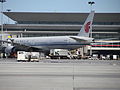 Le Boeing 777-39L(ER) de Air China, qui arrive à la porte d'embarquement 56, en provenance de Beijing, vol CA879.