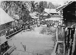 Penyembelihan kerbau di desa Dayak Tumbang Anoi, Kalimantan Tengah, pada saat perayaan konsiliasi besar yang dipimpin oleh PNS AC de Heer dan JPJ Barth. (Juli 1894)