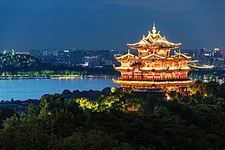 Paviliun Chenghuang bermandikan cahaya pada malam hari