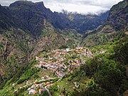 Profundo val de Curral das Freiras, na Illa de Madeira.