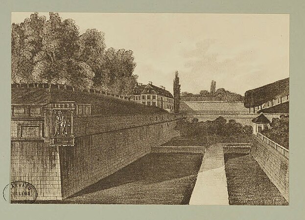 Dresdens Festungswerke im Jahre 1811 - Der Stadtgraben bey der Bastion Mars; links diese Bastion mit dem Monumente, rechts ein Theil des auf der Stadtgraben-Mauer befindlichen Gartens mit Gartenhäußchen. (der eigentliche Hasenberg) Aufgenommen in einem dem Monumente gegenüber befindlichen Garten. - Im Hintergrund die 1589 bis 1592 angebaute Neue Bastion, später Jungfernbastei, 1721 Bastion Venus (die Bastion Mars war bereits 1553 bis 1555 erbaut worden - als letzte Bastion des Festungsringes).