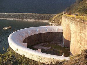 Der Einlauf der Hochwasserentlastung