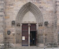 Das Hauptportal der Kirche