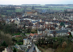 Vista geral do penhasco de Calvados, na Normandia, com a cidade ao fundo