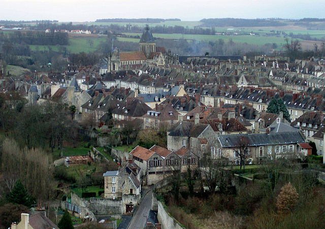 Vista geral do penhasco de Calvados, na Normandia, com a cidade ao fundo