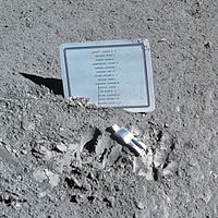 L'astronauta caigut, placa i figura col·locades per la tripulació de l'Apollo 15 en memòria dels astronautes estatunidencs i soviètics morts.