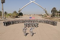 Soldados de la 82.ª División Aerotransportada recitan el juramento de alistamiento en la Zona Verde el 23 de abril de 2009