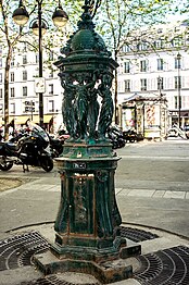 En så kallad Wallacefontän på Place de Budapest.