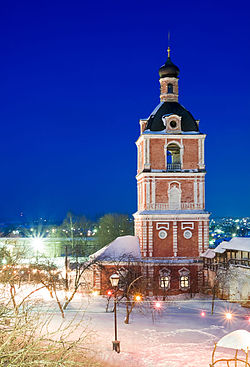 Museum Pereslavl, menara lonceng, dan gereja Epiphany (1768—1777), pada Natal 2011