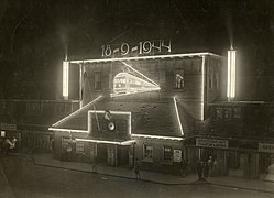 La façade illuminée de la gare d'Eindhoven après la libération de la ville le 18 septembre 1944.