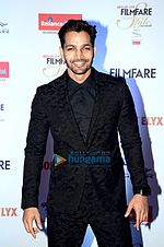 Gambar mini seharga Harshvardhan Rane