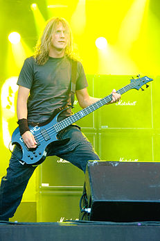 Le bassiste du groupe death mélodique finlandais Children of Bodom, Henkka Seppälä, lors du festival Ilosaarirock, à Joensuu. (définition réelle 1 596 × 2 400)