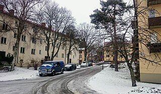 Gatuskylt och översikt av Hjovägen i februari 2018.