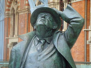 Statue of John Betjeman at St Pancras station ...