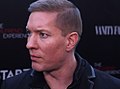 Joseph Sikora interpreta Sharp.