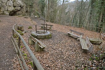 Grillplatz am Weg vom Café zum Höhleneingang