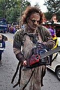 Cosplay de Leatherface, inspiré par le personnage du film de 2003.