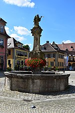 Der Marktbrunnen (Marktplatz) und die Evangelische Stadtkirche (Marktplatz 1)