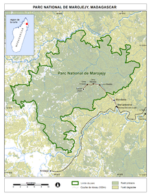 Carte représentant les limites, et les forêts (primaires / dégradées), la piste depuis le centre d'accueil des visiteurs et les routes vers les villes avoisinantes.