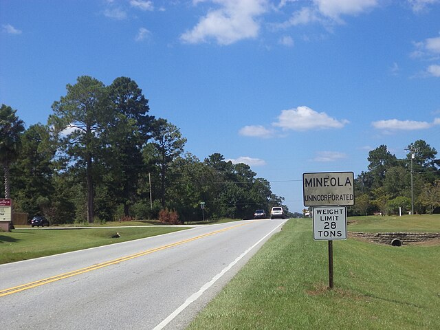 Mineola sign on Old U.S. Route 41