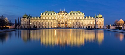 Vista do Palácio Belvedere Superior durante a hora azul, Viena, Áustria. O Palácio Belvedere é um complexo de palácios construído por Johann Lucas von Hildebrandt entre 1714 e 1723 para o Príncipe Eugênio de Saboia. O Belvedere Superior e o Belvedere Inferior (nomeados devido à sua localização em uma encosta que se erguia ao sul da cidade na época) formam um conjunto barroco com os jardins de conexão. Atualmente, os dois edifícios do palácio abrigam as coleções do Belvedere (Galeria Austríaca do Belvedere) e salas para exposições temporárias. O Tratado do Estado Austríaco foi assinado no Belvedere Superior em 15 de maio de 1955. (definição 7 785 × 3 428)