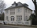 Villa mit Garten und Einfriedung