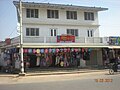 Uma loja popular de venda de roupas de tricô.