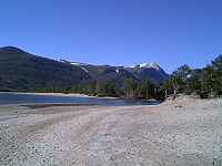 Gjevilvatnet con la playa de Raudøra, cerca de Gjevilvasshytta. La montaña a la derecha es Okla, municipio de Oppdal.