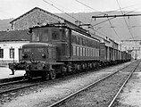 13. KW Die Elektrolokomotive 7125 des spanischen Eisenbahnunternehmens RENFE in Alsasua, Navarra (1955).