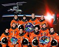 Shuttle-Besatzung mit den Crews der ISS-Expeditionen 3 und 4