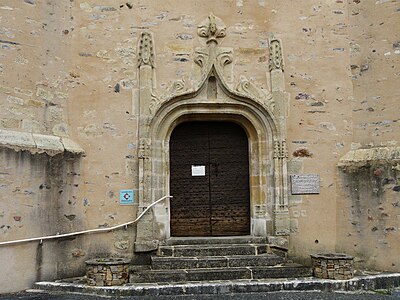 Eingangsportal der Ortskirche