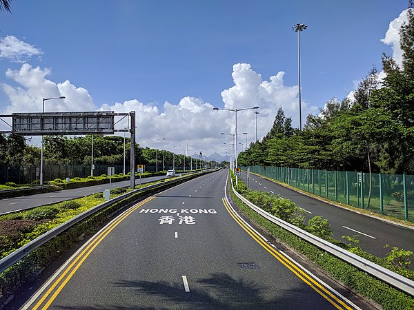 深圳湾公路大桥位于香港口岸区内的路段，采用与内地一致的通行方向