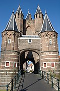 La Amsterdamse Poort, única puerta ciudadana conservada en Haarlem (1355)