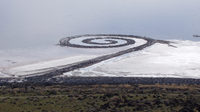 Spiral Jetty af Robert Smithson fra 1970 ved Great Salt Lake, Utah En ca. 450x4½m spiral rager ud i søen 41°26′16″N 112°40′08″V﻿ / ﻿41.437778°N 112.668889°V﻿ / 41.437778; -112.668889