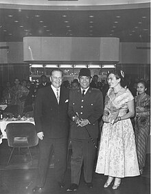 Josip Broz Tito (left) with Sukarno (center). Stevan Kragujevic, Tito, Sukarno and Jovanka, 19.1.1958, hotel Metropol u Beogradu.jpg