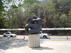 Escultura en bronce de Francisco Narváez. Título: La cultura. Autor: Francisco Narváez. Año: 1954. Ubicación: Extremo noroeste de la Plaza del Rectorado.