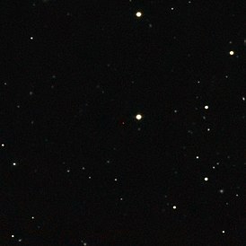 Составное изображение на основе данных, полученных SDSS и UKIDSS[англ.]. Квазар — это тусклая красная точка в центре изображения.