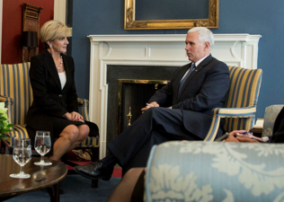 סגן נשיא ארצות הברית מייק פנס ושרת החוץ ג'ולי בישופ נפגשים לראשונה בבית הלבן, פברואר 2017