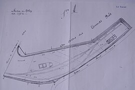 Vers 1907, plan d'implantation des rails et bâtiments de la gare de Molay.