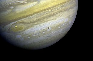 Io et Europe passant devant Jupiter. Photographie prise par la sonde Voyager 1. (définition réelle 820 × 540)