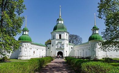 Західний бік дзвіниці (зовнішній вхід) станом на квітень 2017 року