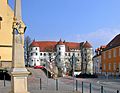 Distanzsäule am Markt, Blick zum Schloss