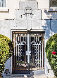 Door, Avenue Franklin Roosevelt 82–84